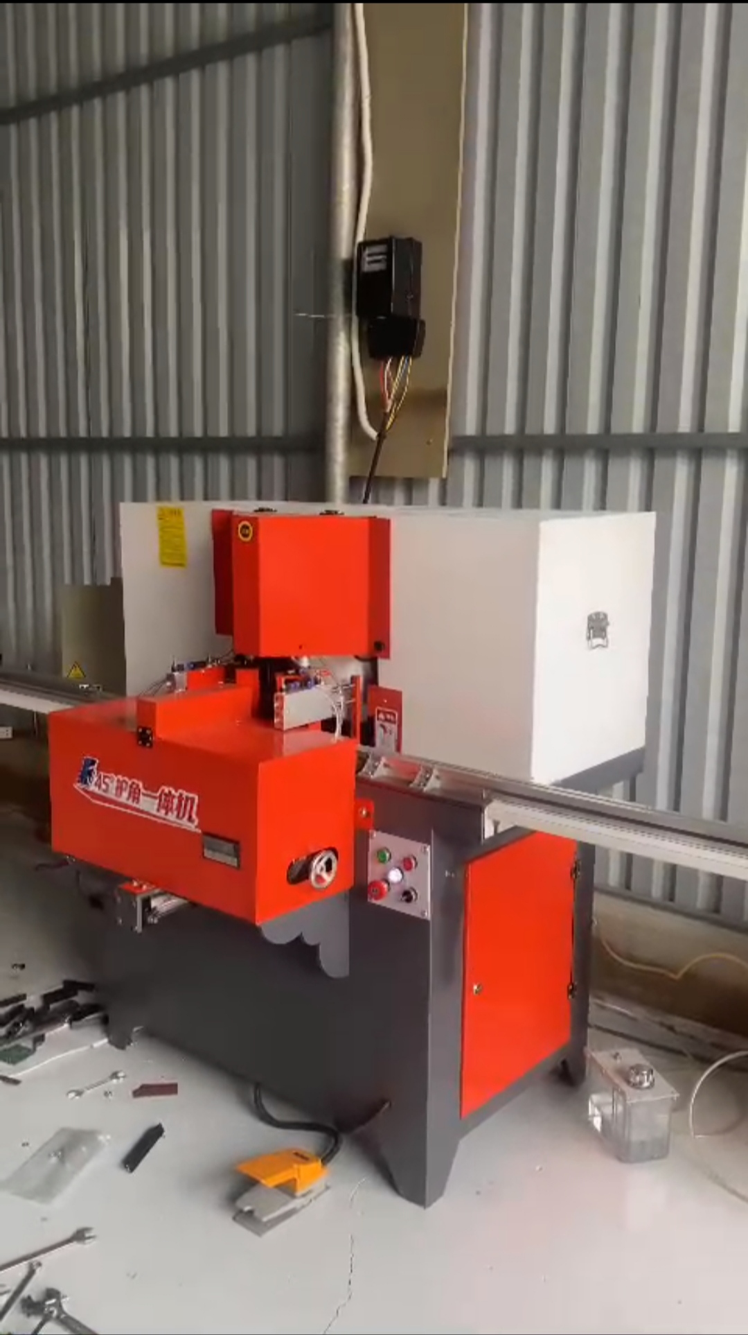 máy cắt nhôm nội thất 4 lưỡi