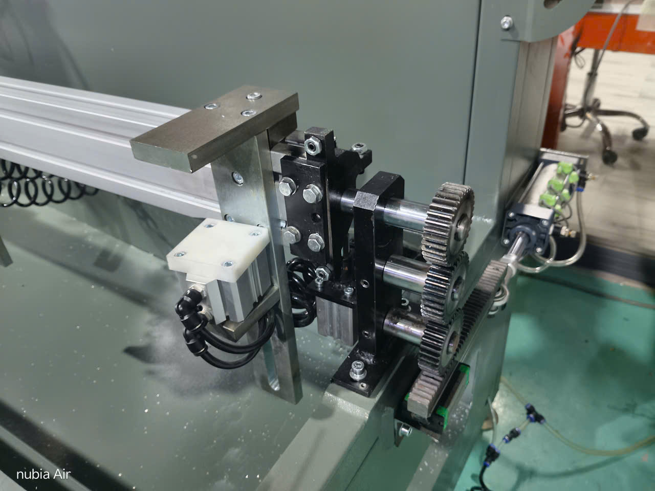 Máy Phay Khóa CNC 1 Đầu E901 Xoay phôi 3 mặt